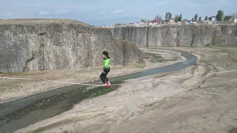 Nefes kesen gösteri: 60 metre yükseklikte halat üzerinde yürüdüler