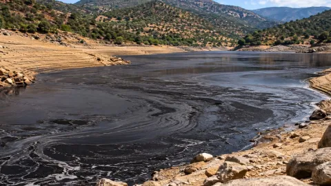 Nehir bir anda simsiyah oldu, musluklardan katran akmaya başladı