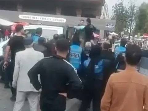 Seyyar satıcı ile zabıta arasındaki arbede kamerada - fotoğraf 2