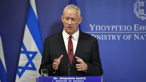 Netanyahu'nun rakibi Gantz seçim yarışından çekildi