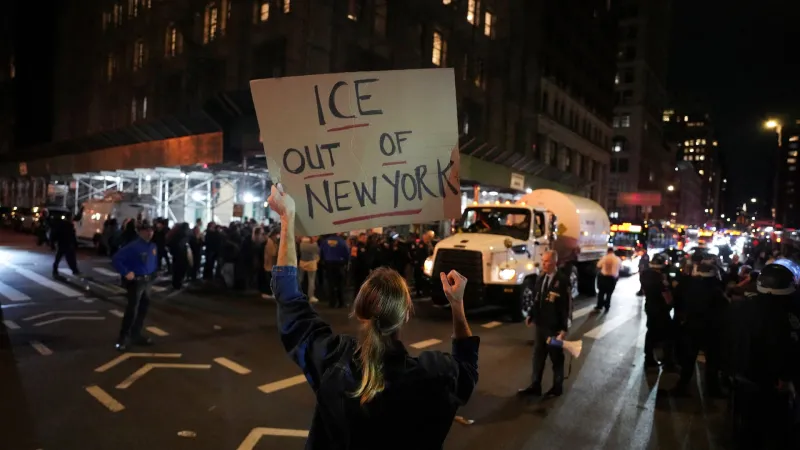 New York'ta göçmen operasyonunda yine silahlar patladı. Yüzlerce kişi sokağa çıktı