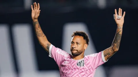 Neymar ağzını kapattı, kırmızı kartı gördü