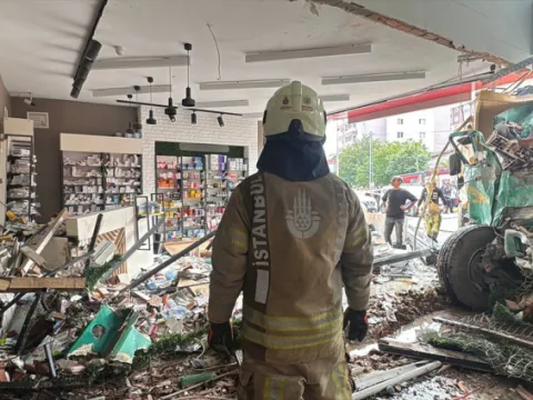 Pendik'te hafriyat kamyonu eczaneye daldı: 7 yaralı - fotoğraf 1