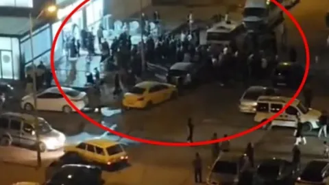 Nişan kavgası sokağa taştı: Sandalyeler havada uçuştu