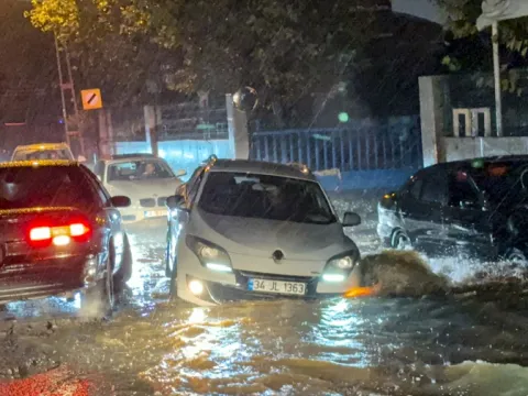 İstanbul'da dereler taştı, yollar göle döndü - fotoğraf 3