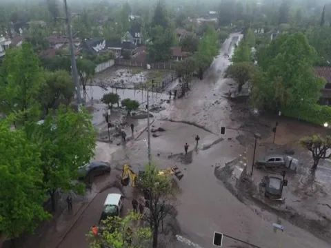 Şili’de sel felaketi: Yağış dokuz katına çıktı, araçlar sürüklendi, binlerce kişi tahliye edildi - fotoğraf 4