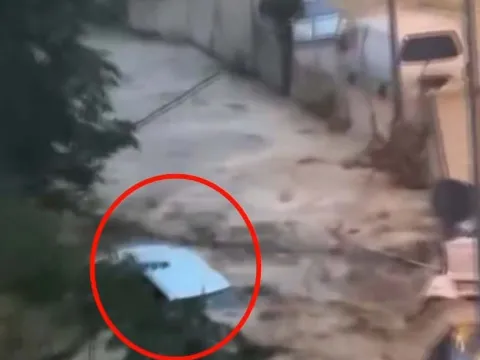 Selde kaybolan vatandaşın aracının görüntüleri ortaya çıktı: Sel suları böyle sürüklemiş - fotoğraf 2