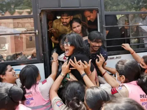Delhi'deki 'hamamböceği' eyleminde yüzlerce kişi gözaltına alındı - fotoğraf 6