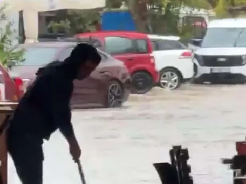 İzmir'de sağanak etkili oldu; cadde ve sokaklar su altında kaldı - fotoğraf 1