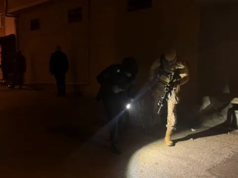 Tartışma silahlı kavgaya dönüştü: Sokak ortasında kurşunlandı - fotoğraf 4