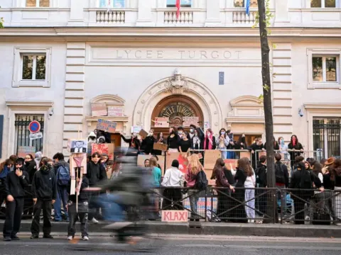 Fransa'da eylemler büyüyor. Çoğu liseli 900'den fazla yaralı var - fotoğraf 1