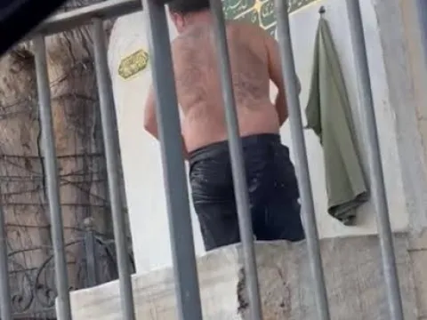 Bağdat Caddesi'nde şaşkına çeviren görüntüler! Çeşme suyuyla duş aldı - fotoğraf 2