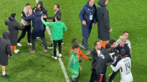 Nuri Şahin ve Orhan Ak arasında tartışma! 1 kırmızı kart çıktı