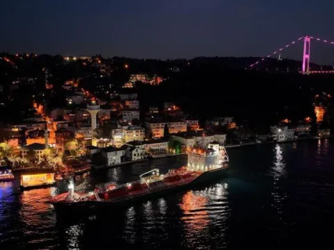 İstanbul Boğazı'nda gemi arızası! Trafik çift yönlü durduruldu - fotoğraf 1