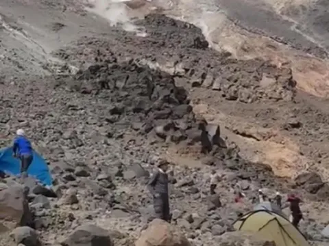 Ağrı Dağı'nda korku dolu anlar: Dağcılar kaya kütlelerinden son anda kurtuldu - fotoğraf 3
