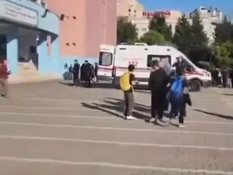 Başakşehir'de ortaokulda bıçaklı saldırı. 3'ü ağır 7 yaralı - fotoğraf 1