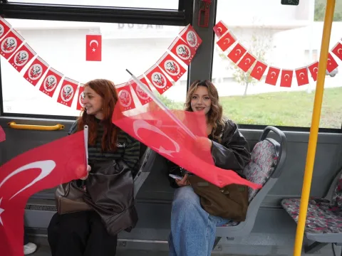 Halk otobüsünde yolcuları şoke eden Cumhuriyet Bayramı kutlaması! - fotoğraf 3