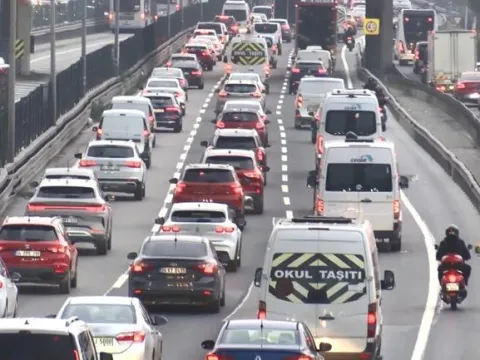 Megakentte pazartesi trafiği - fotoğraf 1