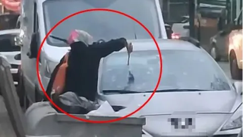 O anlar kamerada... Tartıştığı eşinin otomobiline çekiçle daldı