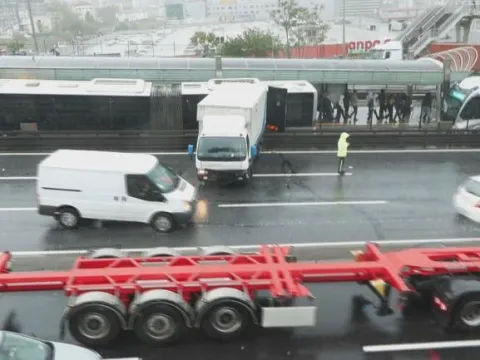 Beylikdüzü'nde kamyonet, metrobüs bariyerine çarptı - fotoğraf 1