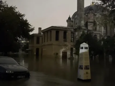 İstanbul'da tarihi cami sular altında kaldı - fotoğraf 2