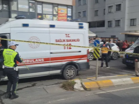 Pendik'te feci kaza! Hafriyat kamyonu eczaneye girdi: Yaralılar var - fotoğraf 3