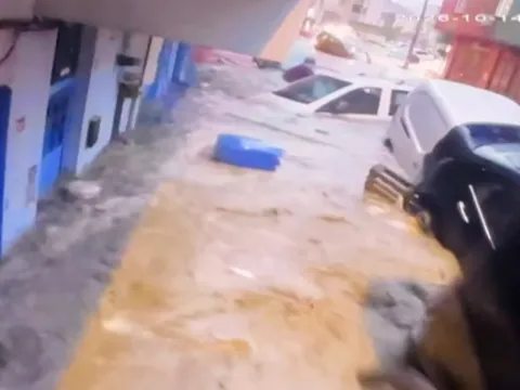Ayazağa'daki sel felaketinde araçların üst üste bindiği anlar kamerada: Anlatılacak gibi değil - fotoğraf 5
