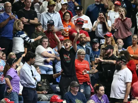 Mitingde Trump'ı protesto edenler yaka paça salondan atıldı - fotoğraf 1