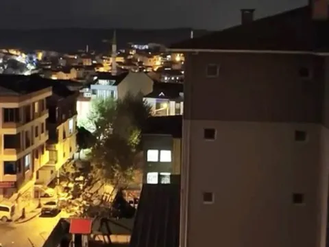 İstanbul'da 3 okuldan gece yarısı sesler yükseldi: Mahalleli şaşkına döndü - fotoğraf 3