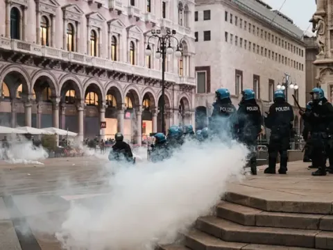 İtalya'da gösteriler sonrası kararname: Reşit olmayanlara gözaltı, Milano'ya 500 ek asker - fotoğraf 6