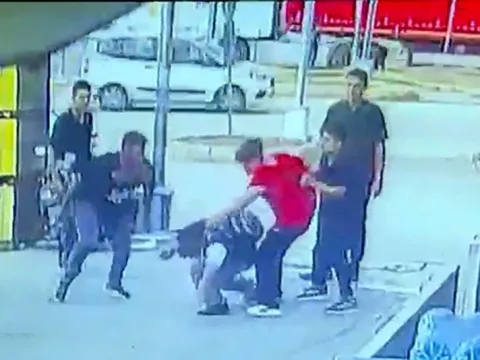 2 çocuk, tartıştıkları çocuğu tekme tokat dövdü - fotoğraf 3