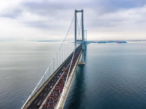 Osmangazi Köprüsü'nde tarihi koşu: 6 bin 500 kişi Cumhuriyet için buluştu - fotoğraf 3