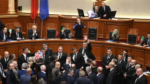 Öğrenci protestoları meclisi karıştırdı: Vekiller tekme tokat birbirine girdi
