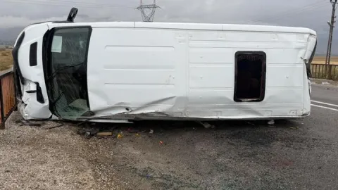 Öğrenci servisi devrildi; 12 yaralı