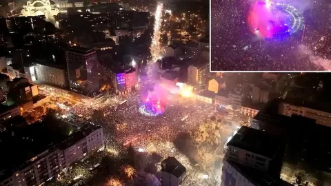 Öğrenciler 12 yıllık iktidarı sandıkta yıktı! Ülke bayram yerine döndü