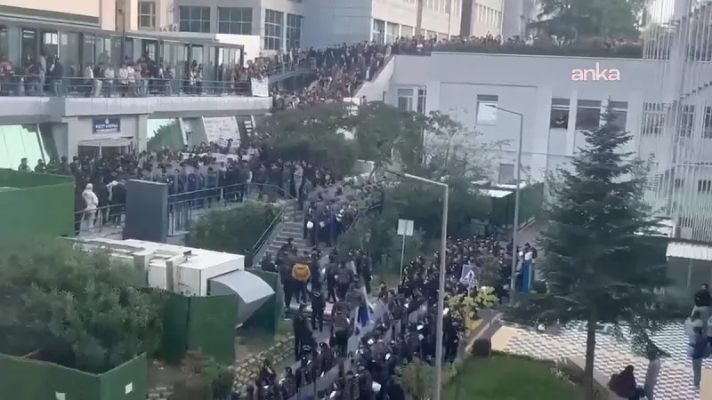 Öğrenciler yemek zammını protesto edince Boğaziçi'ne yüzlerce polis gönderildi