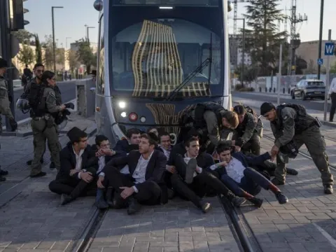 İsrail'de 'zorunlu askerlik' karşıtı Haredilere polisten sert müdahale - fotoğraf 2