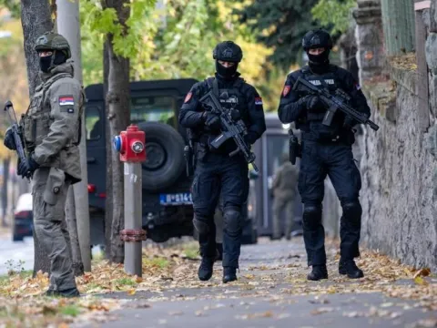 Sırbistan'da İsrail büyükelçiliği önünde bıçaklı saldırı - fotoğraf 1