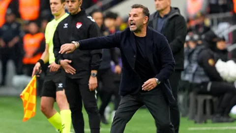 Okan Buruk'tan maç sonu TFF'ye çağrı: 'Saha yüzünden sakatlık verdik'