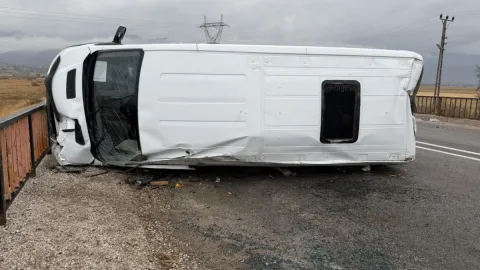 Okul çıkışında can pazarı: Öğrenci servisi devrildi, 12 yaralı
