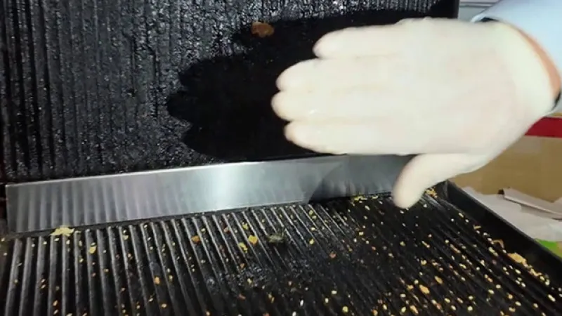 Okul kantininde skandal manzara: SKT'si 1 yıl geçmiş döner ve paslı tost makinesi isyan ettirdi