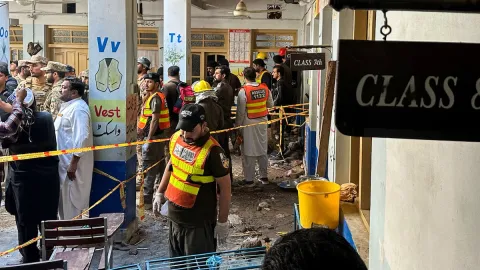 Okulun çatısı öğrencilerin üzerine çöktü: 27 çocuk öldü