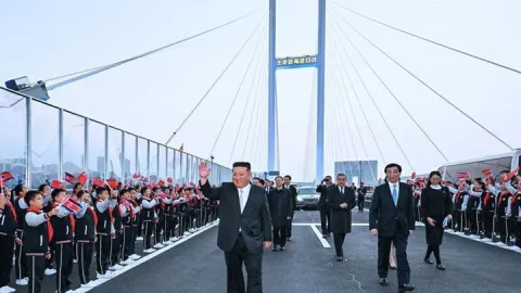 "Öldü" dedikleri Kim Yong-Un, Çin sınırında çıktı