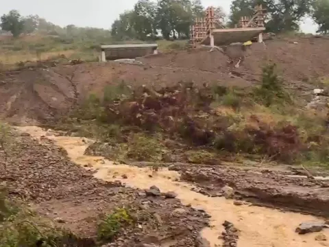 İstanbul’un o ilçesinde yollar kapandı: Yağış sonrası toprak kaydı - fotoğraf 1