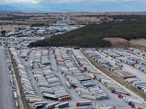 Hamzabeyli Sınır Kapısı'nda TIR kuyruğu 30 kilometreyi buldu - fotoğraf 3