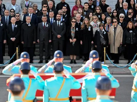 Yüzüne bile bakmadı! Cenaze töreninde buz gibi selamlaşma - fotoğraf 1