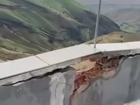 Yıldırım isabet eden iki katlı bina hasar gördü - fotoğraf 2