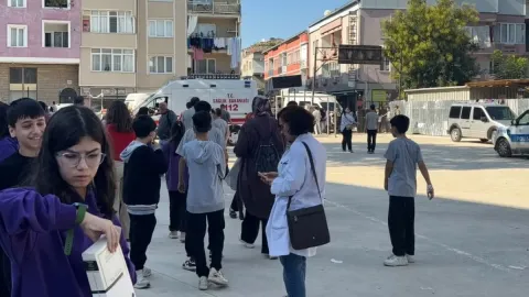 Ortaokul öğrencileri peş peşe hastaneye kaldırıldı! Olayı duyan veliler okula koştu