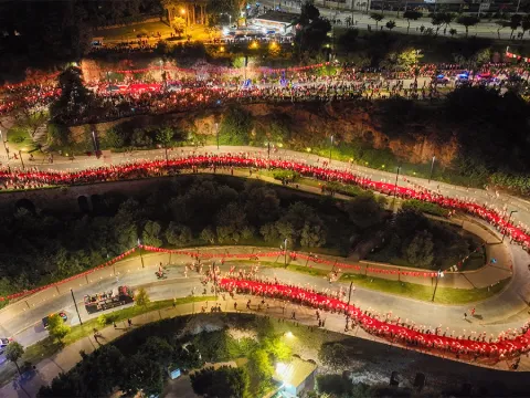 Antalya’da binlerce kişi Cumhuriyet için meşalelerle yürüdü - fotoğraf 2