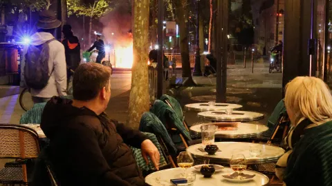 Otel rezervasyonları eriyor. Turistler Fransa'dan kaçıyor